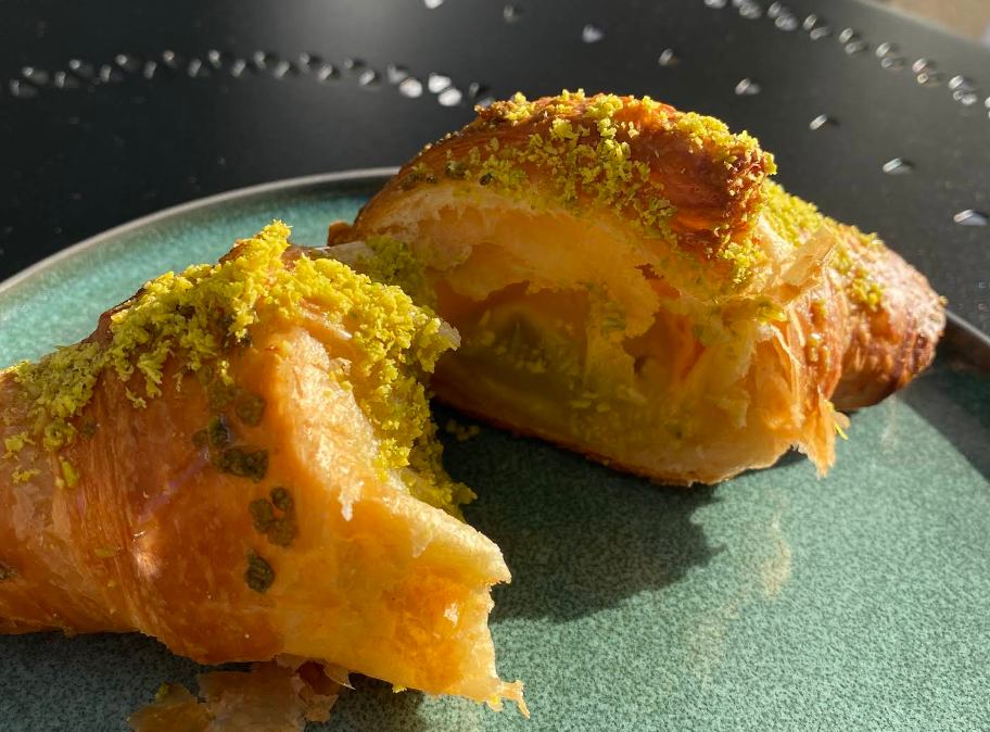 Aufgeschnittenes Pistazien-Croissant mit gerösteten Pistazien